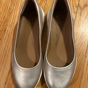 Clarks Silver/Pink Flats Classic Slip-On Loafers with casual rubber Heels NWOT